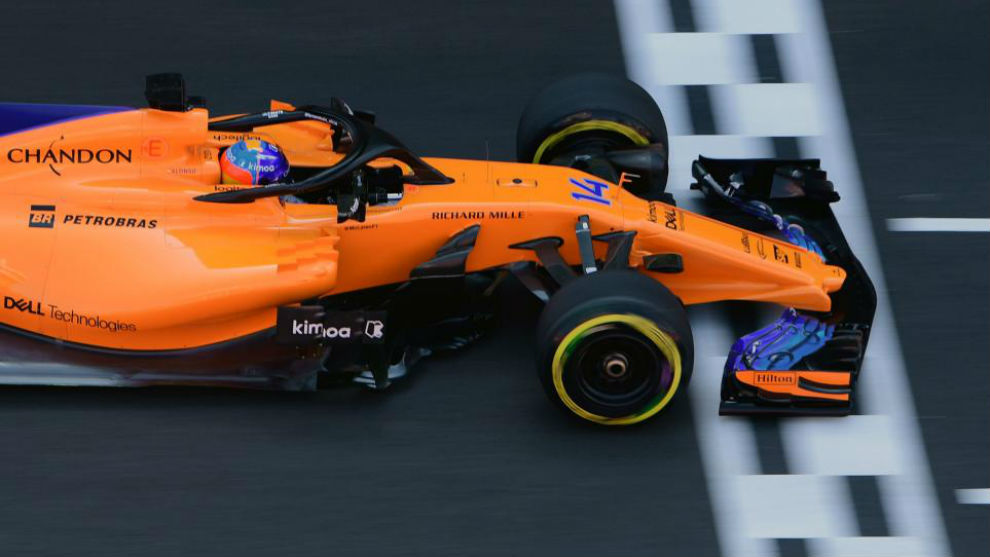 Fernando Alonso pasa por meta durante la calificacin de ayer.