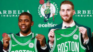 Kyrie Irving y Gordon Hayward posan con la camiseta de los Celtics