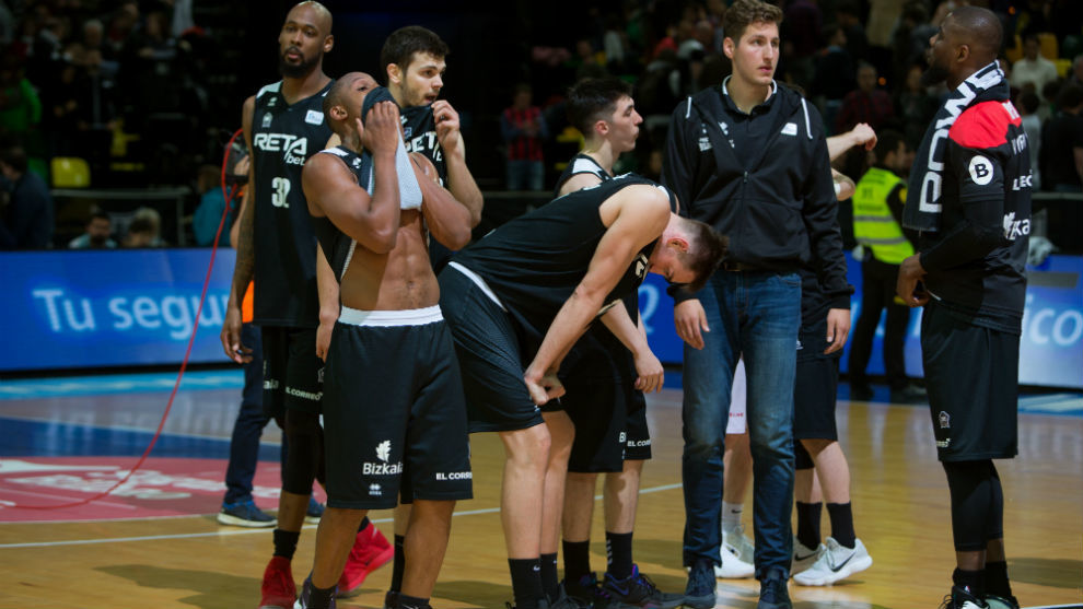 Los jugadores del RETAbet Bilbao Basket se lamentan tras la derrota...