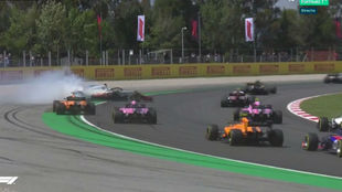Fernando Alonso, esquivando por fuera el coche de Grosjean