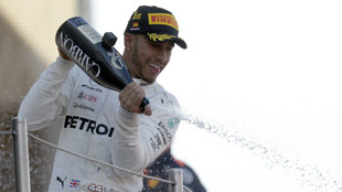 Lewis Hamilton, celebrando su victoria en el podio de Montmel
