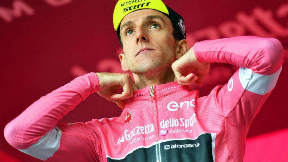 Simon Yates en el podio como lder del Giro de Italia.