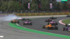 Fernando Alonso, esquivando por fuera el coche de Grosjean