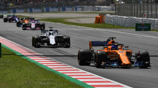 Fernando Alonso delante de varios rivales