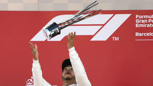 Lewis Hamilton, en el podio de Barcelona.