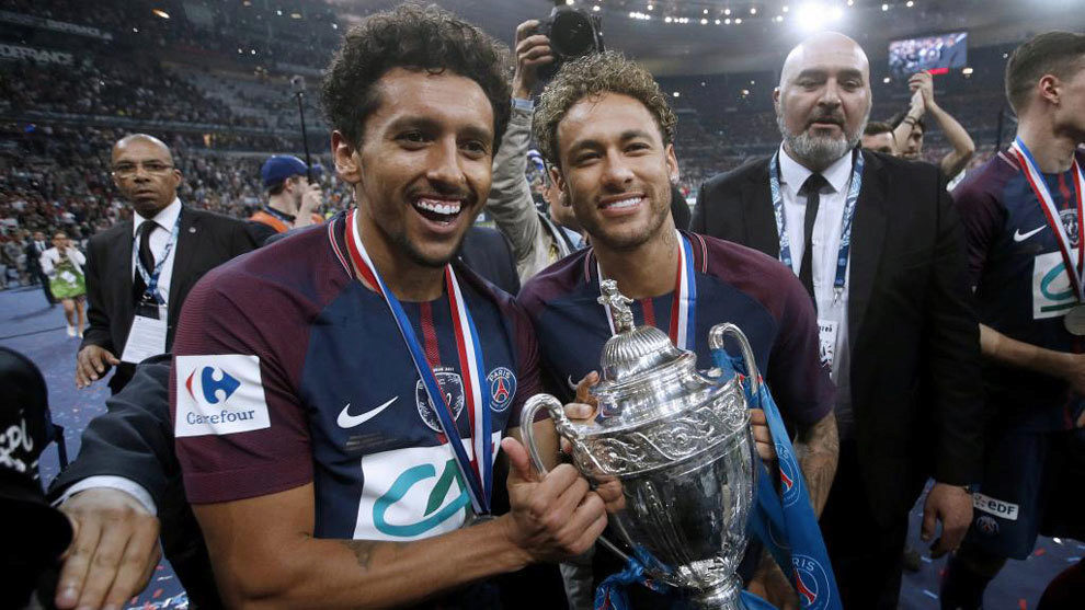 Marquinhos y Neymar celebran la Copa de la Liga.