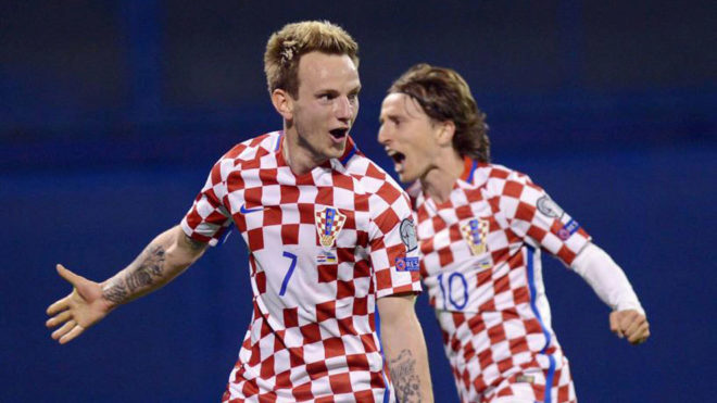 Rakitic y Modric celebran un gol con Croacia.