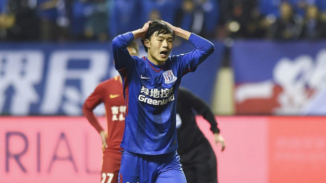Liu Ruofan se lamenta durante un partido con el Shanghai Shenhua.