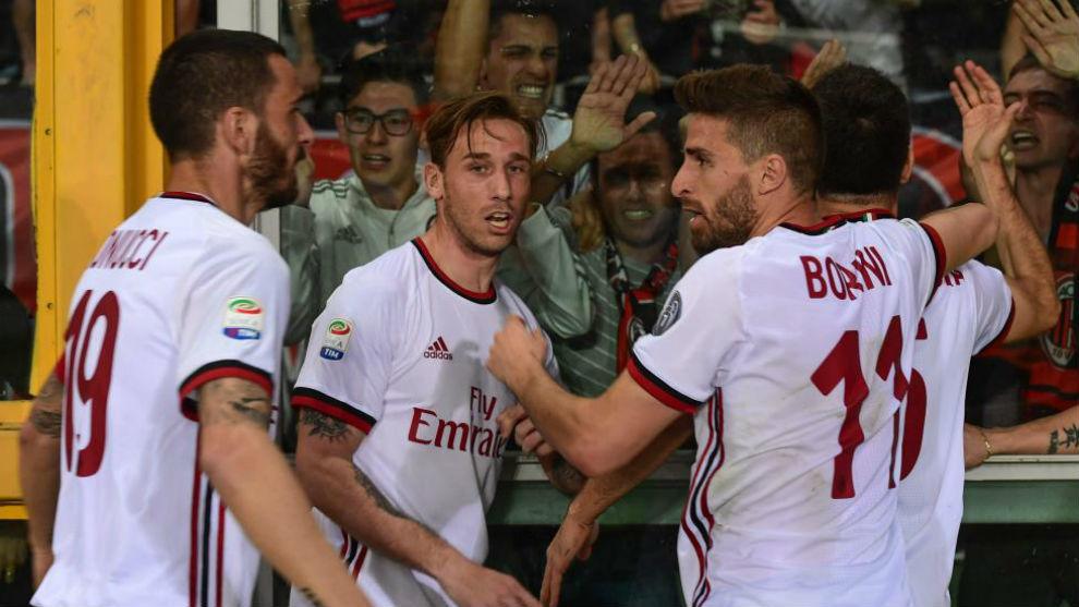 Biglia celebra un gol con sus compaeros del Milan.