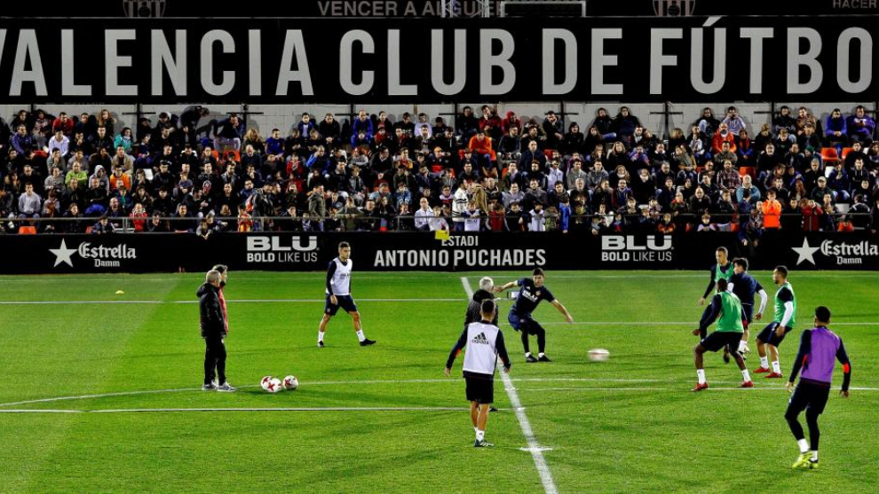 Los jugadores del Valencia se ejercitan con pblico en Paterna.