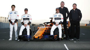 Norris y Vandoorne (izquierda), junto a Alonso, Boullier y Brown, en...