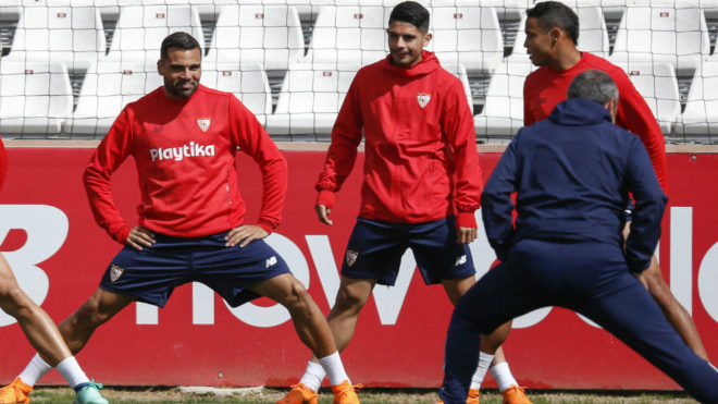 Mercado, Banega y Muriel, en un entrenamiento del Sevilla.