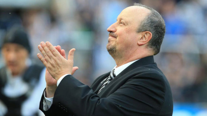 Bentez aplaude a la aficin del Newcastle.