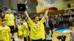 Nico Richotti levanta el trofeo de campen de la Basketball Champions...