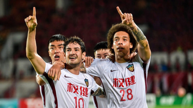 Pato y Witsel celebran el gol del Tianjin.