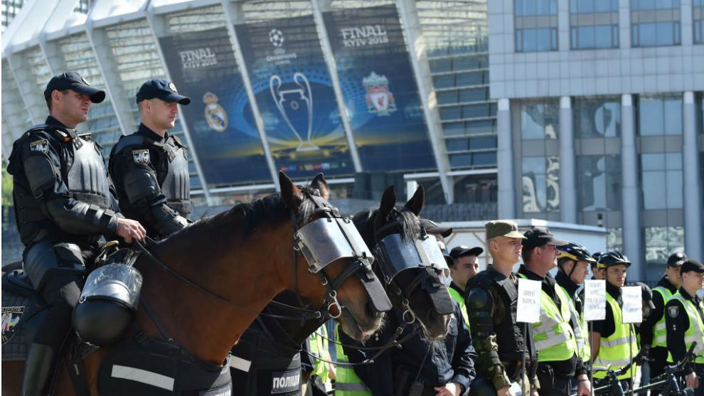 La polica de Kiev, en el estadio que albergar la final de la...