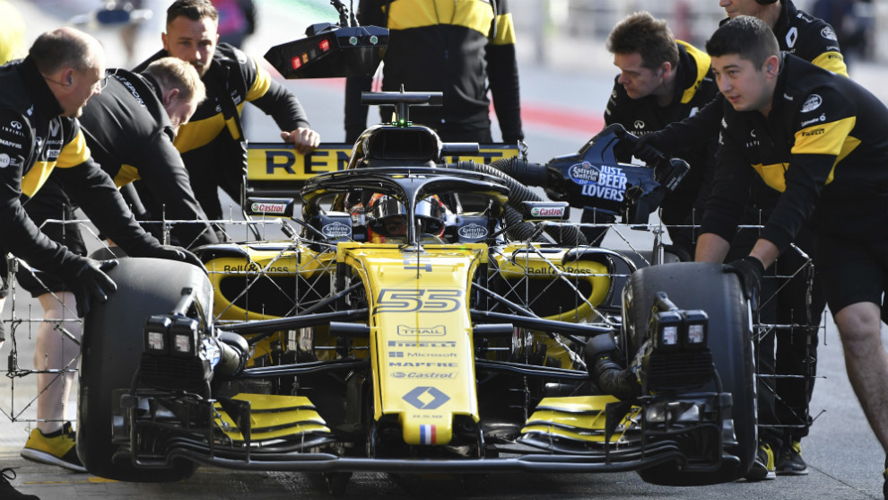 Carlos Sainz, empujado por mecnicos de Renault en un regreso al box