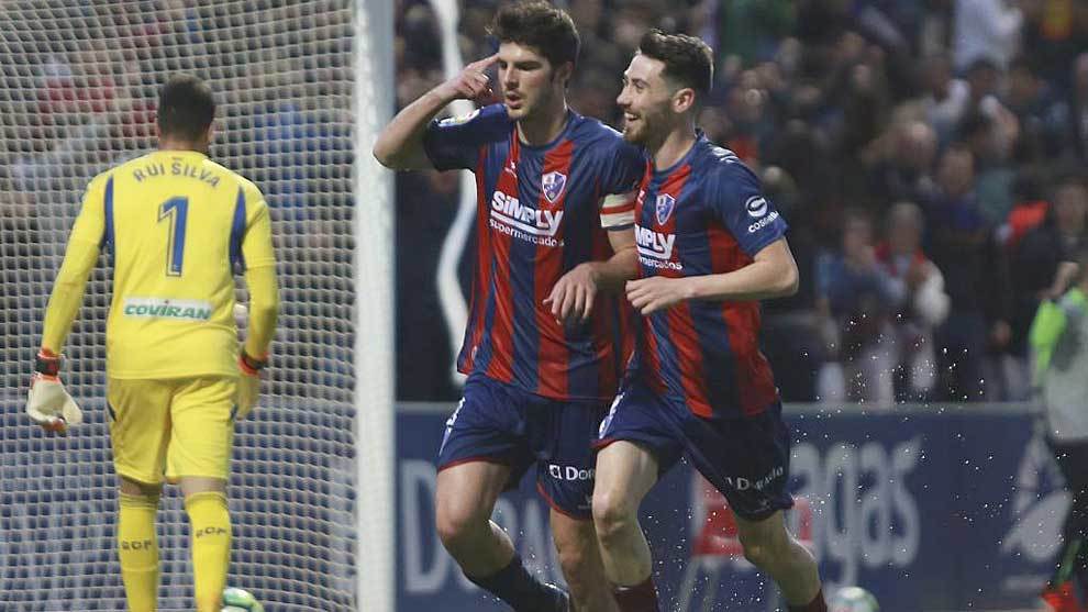Gonzalo Melero celebra con Moi Gmez su gol al Granada