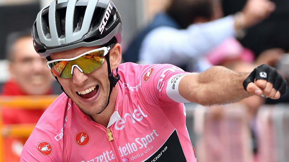 Simon Yates sigue disfrutando en el Giro de Italia, en la foto celebra...