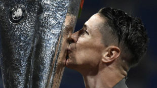 Torres besa la copa de campen de la Europa League