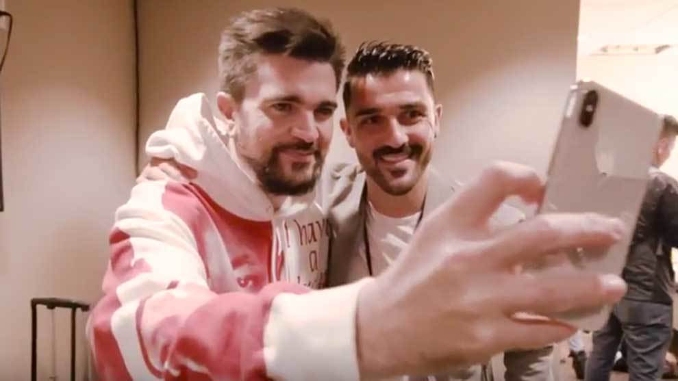 Momento del encuentro de Juanes con &apos;su doble&apos; David Villa en Nueva...