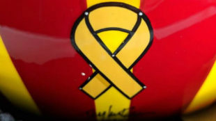 Lazo amarillo en el casco de Oriol Serva para las 500 Millas de...