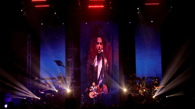 El cantante y compositor puertorriqueo Luis Fonsi se en un concierto