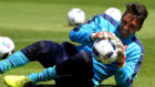 Buffon atrapa un baln durante un entrenamiento con Italia en la Euro...
