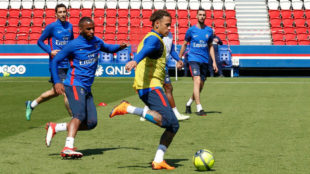 Neymar durante el entrenamiento con sus compaeros.