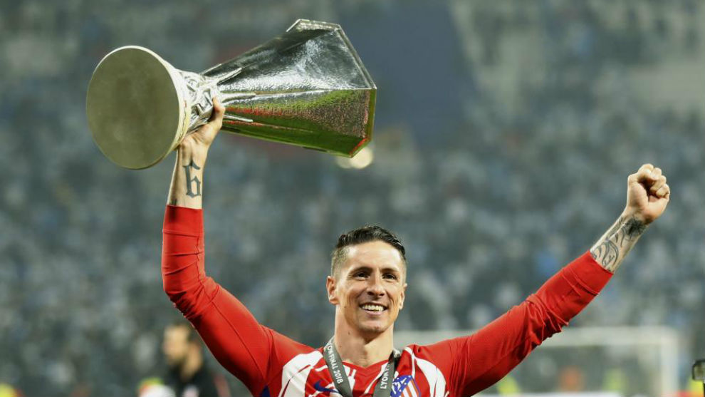 Torres levanta la Europa League ante la aficin.