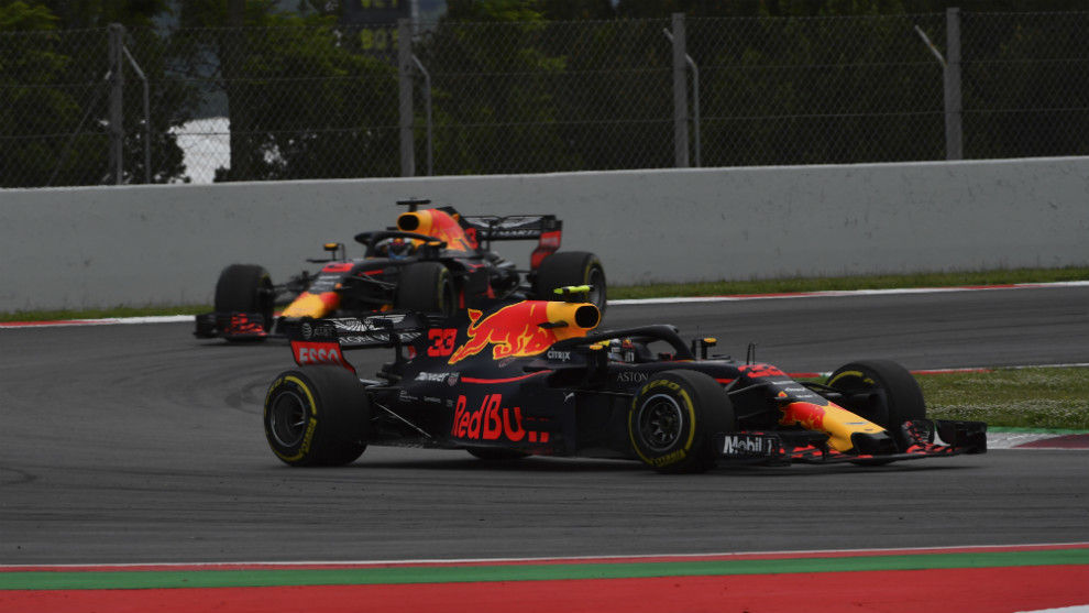 Max Verstappen, delante de su compaero Daniel Ricciardo