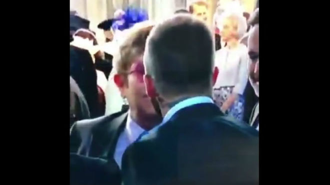 Elton John saluda con un beso en los labios a David Beckham