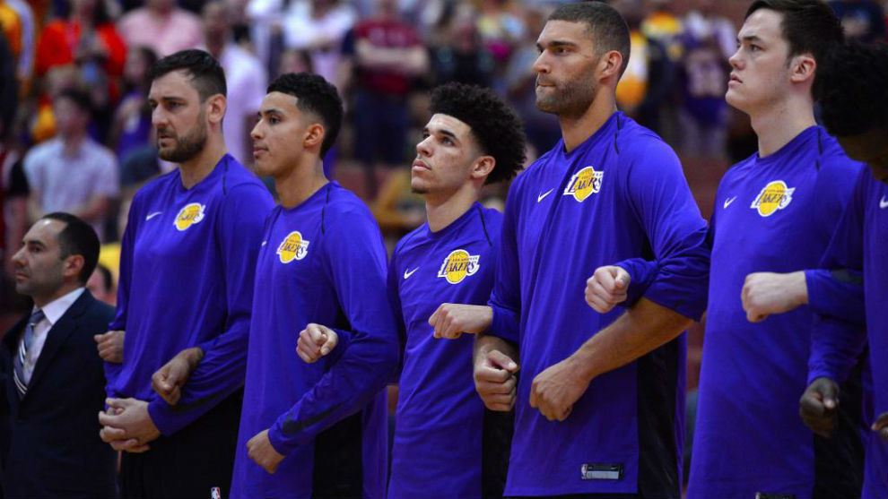 Los jugadores de Los ngeles Lakers antes de un partido
