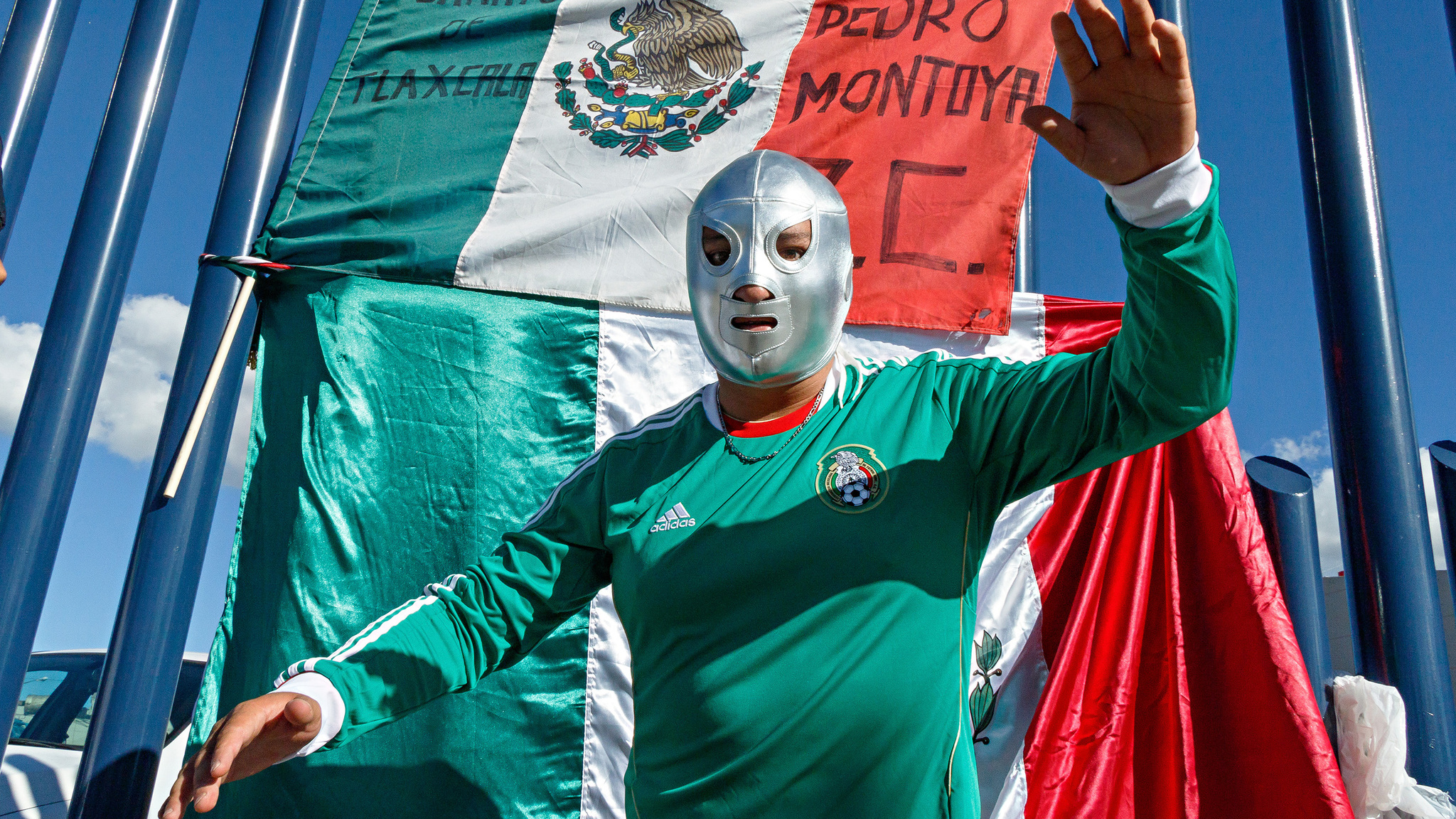 Resultado de imagen para aficiÃ³n selecciÃ³n mexicana mascaras