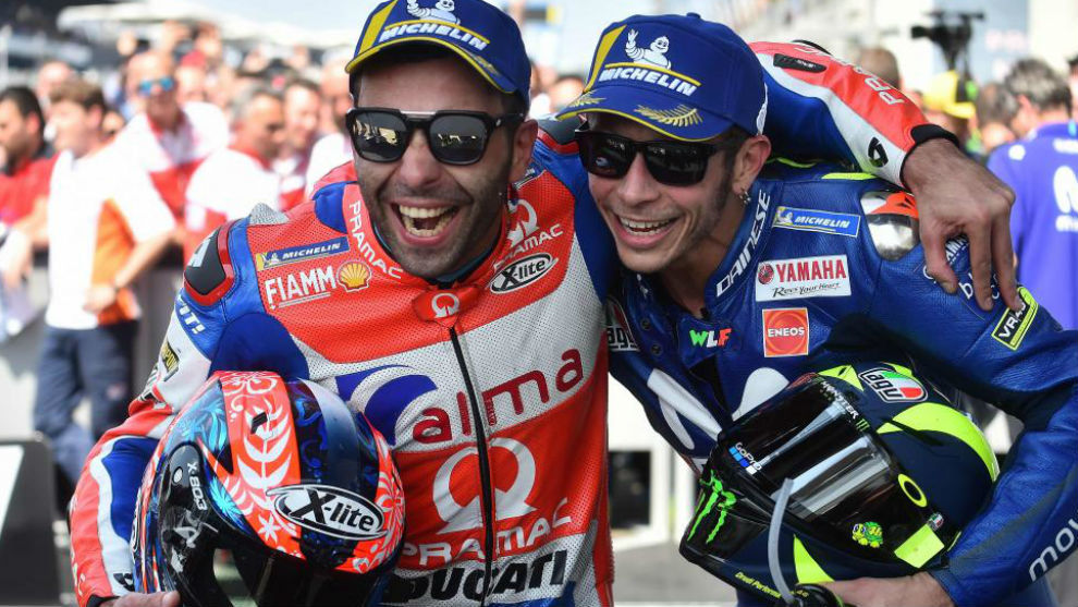 Petrucci y Rossi celebran el podio en el GP de Francia.