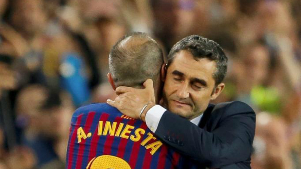 Valverde abraza a Iniesta despus de cambiarle en su ltimo partido.