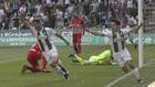 Guardiola y Aguado celebran el decisivo gol del Crdoba en el derbi