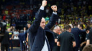 Pablo Laso alza los brazos tras conquistar la Euroliga