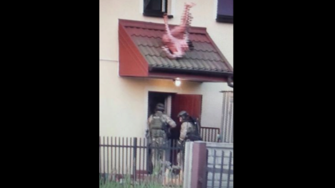 Un hombre polaco que hua de la Polica es capturado tras caer desde...