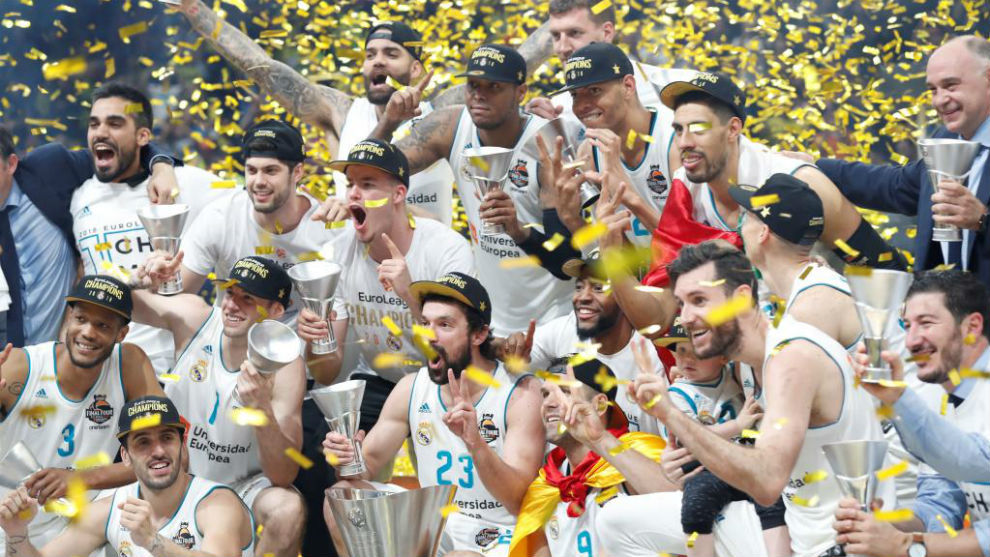 Los jugadores del Madrid celebran la consecucin de la Euroliga.