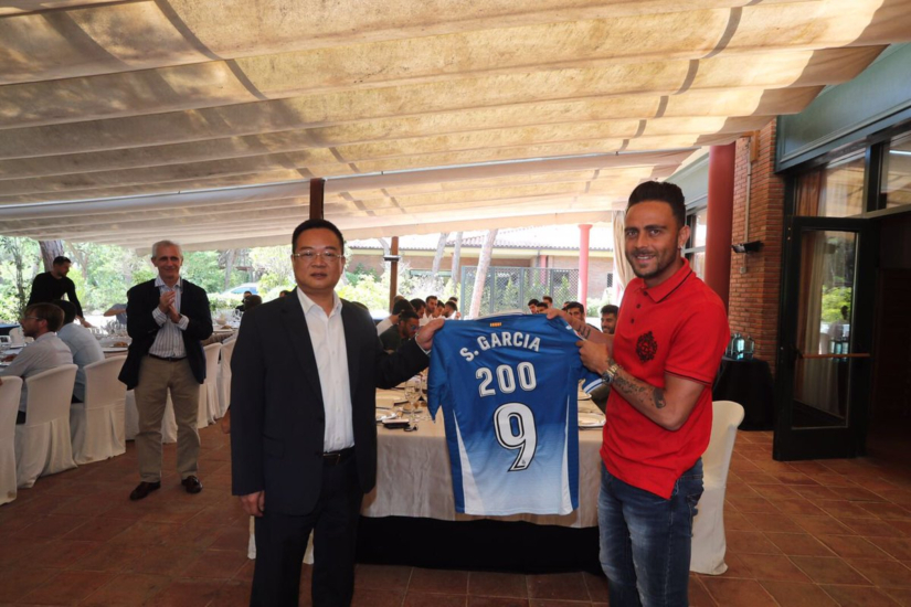 Sergio Garca recibe la camiseta de manos de Chen Yansheng