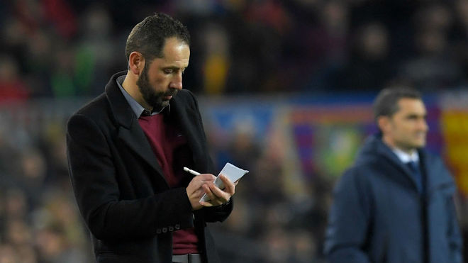 Pablo Machn anota en su libreta en el Camp Nou.