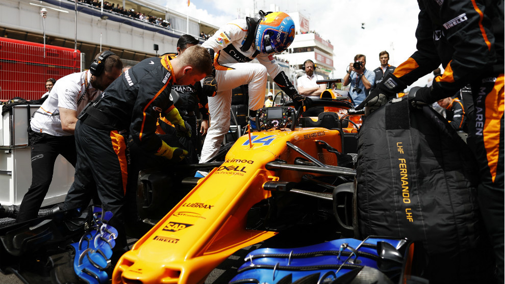 Fernando Alonso, accediendo a su MCL33 antes del Gran Premio de...