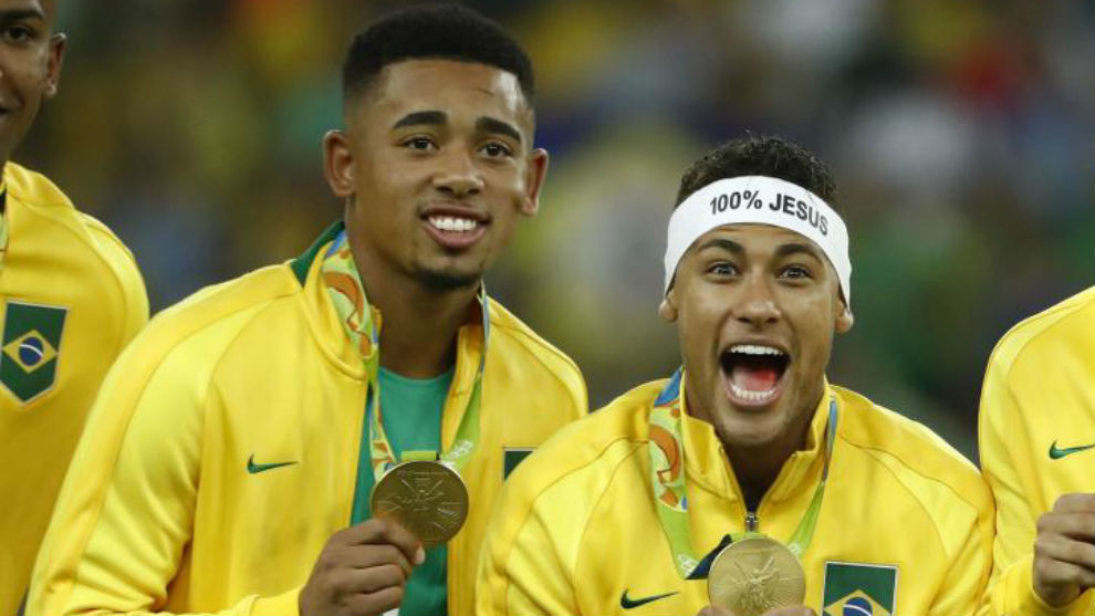Neymar celebra con Gabriel Jesus el oro en Rio 2016.