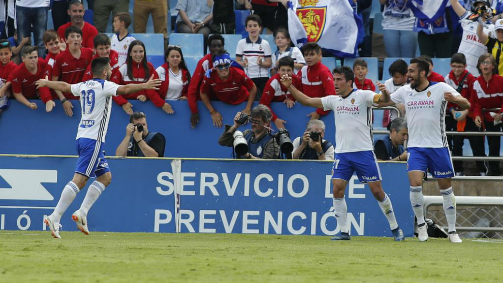 Los jugadores celebran el gol de Zapater al Albacete.