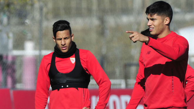 Arana y Correa, en un entrenamiento del Sevilla.