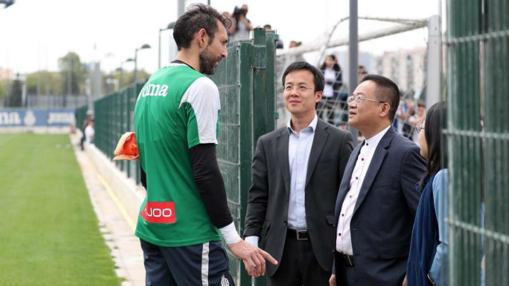 Chen habla con Diego Lpez en su visita a la Ciudad Deportiva.