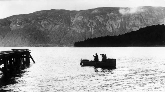 Fotgrafos en barca atraviesan el lago Ness