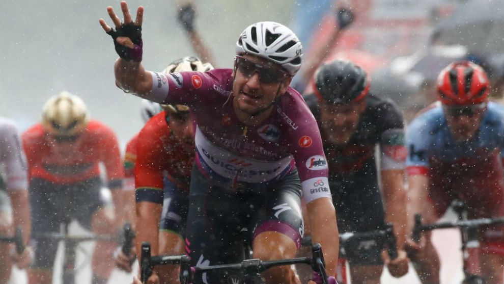 Elia VIviani celebrando su cuarto triunfo de etapa en este Giro.