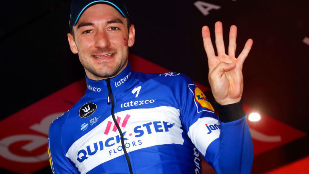 Viviani sealando las victorias en este Giro.